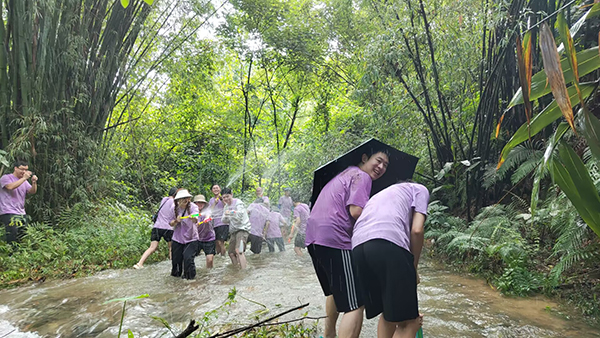 陳楷如：觀戰(zhàn)！“濕身”快樂！.jpg